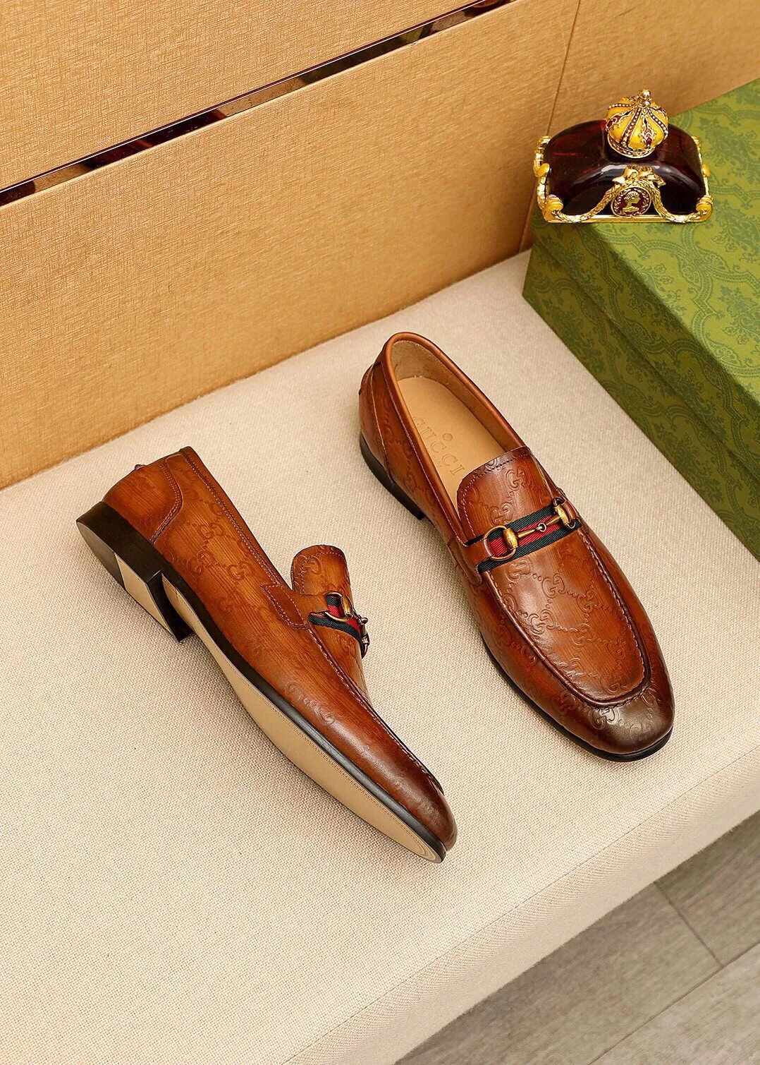 Men's shoes 💰480 💐 Product trademark: GUCCI "Gucci" casual leather shoes Regular size: 38-45 (45.46🉑️customized) Product materials: Selected imported first-layer calfskin embossed upper + luxury hardware buckle, imported cowhide leather lining. Strong three-dimensional visual effect, original outsole color: 2 colors available
